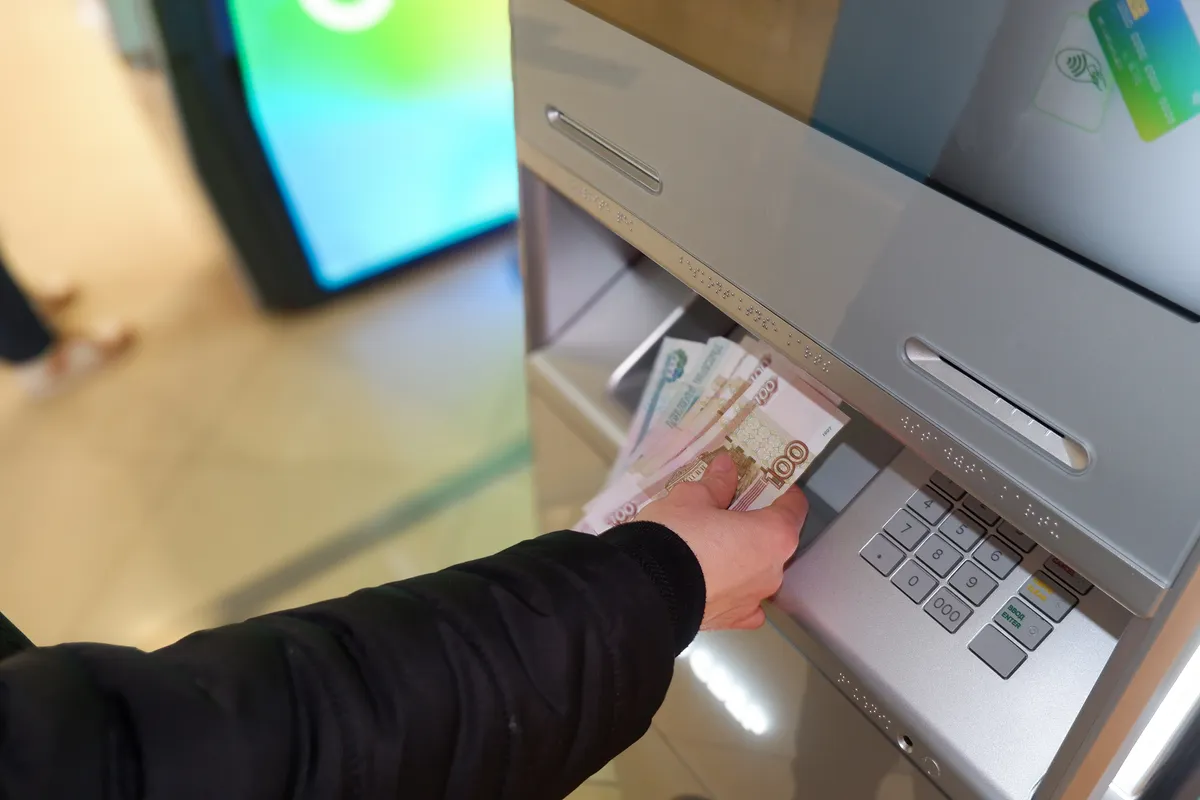 Jak wypłacić pieniądze z bankomatu na Węgrzech w 2025 roku – opłaty, limity, DCC